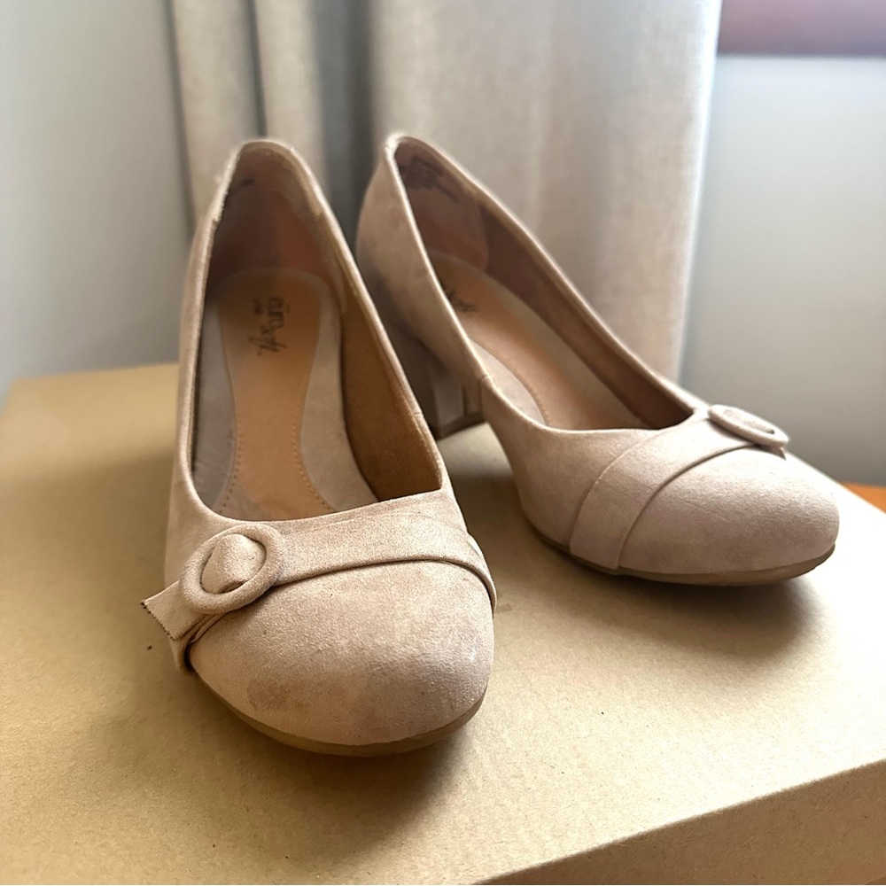 Euro Soft by Sofft Beige tan faux suede round toe block heels, Size 8
